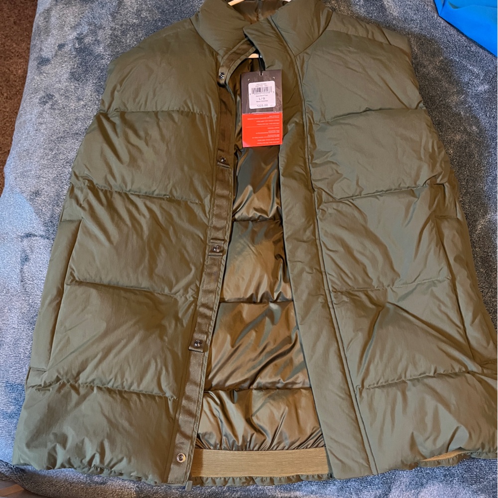 BRAND NEW Mountain Hardwear Dark Green vest